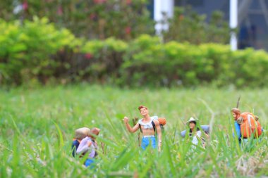 advenuture yürüyüş grubu uzun yürüyüşe çıkan kimse sırt çantası gezgin