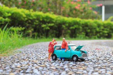 küçük araba ile figür alay