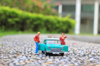 küçük araba ile figür alay