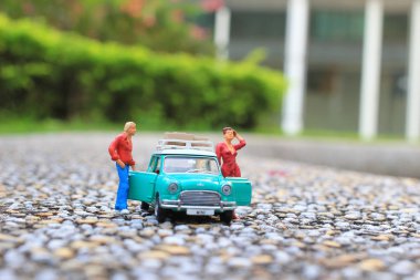 küçük araba ile figür alay