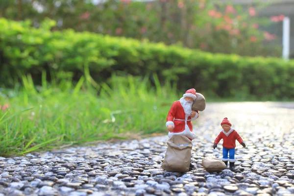 Figuras Santa Claus Fondo Naturaleza — Foto de Stock