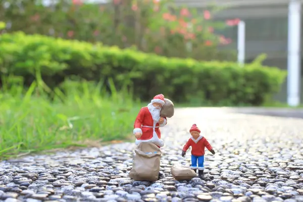 Weihnachtsmann Figuren Auf Naturhintergrund — Stockfoto