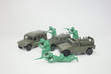 Plastik küçük oyuncak silahla askeri