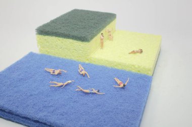 mini ffigure yüzme havuzu sünger üzerinde