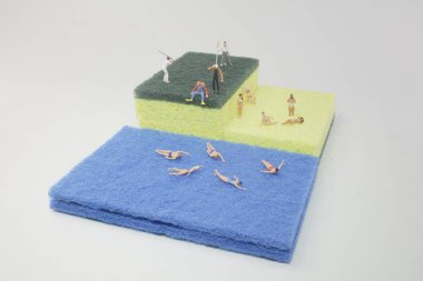 mini ffigure yüzme havuzu sünger üzerinde