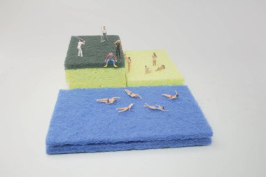 mini ffigure yüzme havuzu sünger üzerinde