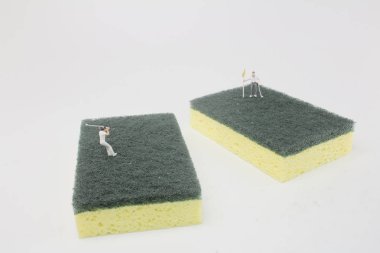 mini figür sünger üzerinde golf oynamak