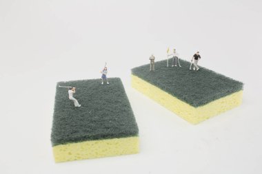 mini figür sünger üzerinde golf oynamak