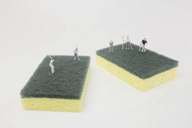 mini figür sünger üzerinde golf oynamak