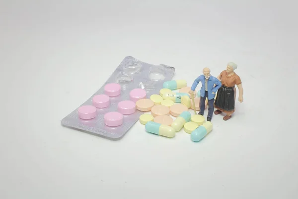 Pequena Figura Velho Homem Com Pílula — Fotografia de Stock