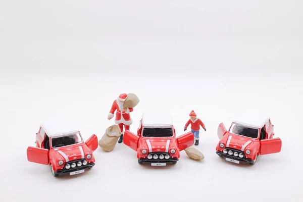 Jultomten Och Röd Leksaksbil Som Transporterar Julklappar — Stockfoto