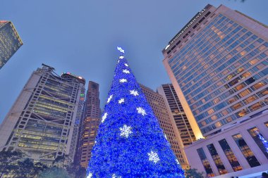 büyük kapıdan merkezi xmas ağacı