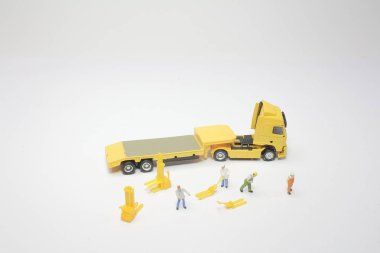 bir kamyon ile çalışan mini