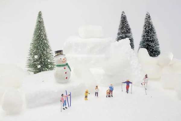 Una Mini Figura Jugando Divertido Con Deslizador Nieve —  Fotos de Stock