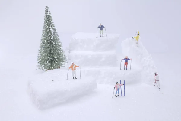 Una Mini Figura Jugando Divertido Con Deslizador Nieve —  Fotos de Stock