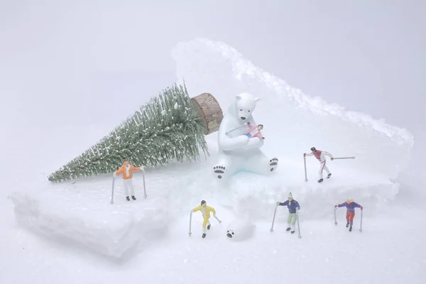 Kar Kaymak Ile Eğlenceli Oynarken Bir Mini Figür — Stok fotoğraf