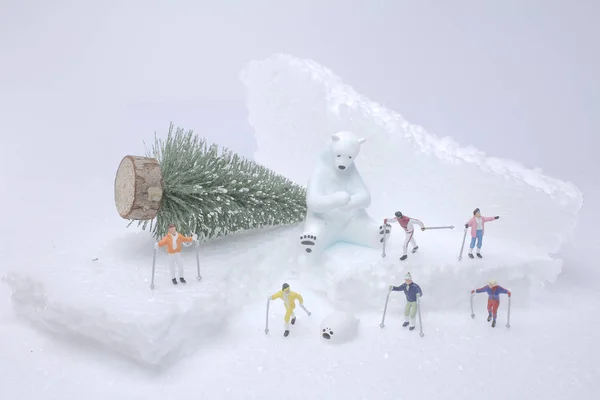 Una Mini Figura Jugando Divertido Con Deslizador Nieve —  Fotos de Stock