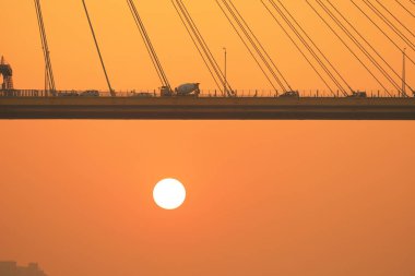 güneşin Ting Kau köprünün altından