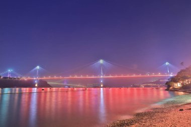 Alacakaranlık zaman fırtınalı bir gece manzarası 