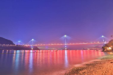 Alacakaranlık zaman fırtınalı bir gece manzarası 