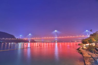 Alacakaranlık zaman fırtınalı bir gece manzarası 