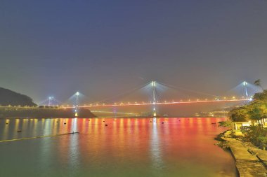 Alacakaranlık zaman fırtınalı bir gece manzarası 