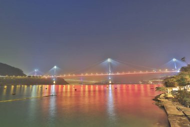 Alacakaranlık zaman fırtınalı bir gece manzarası 