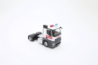 Polis oyuncak kamyon model beyaz