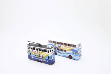 otobüs ve tramvay bir beyaz bir mini modeli 