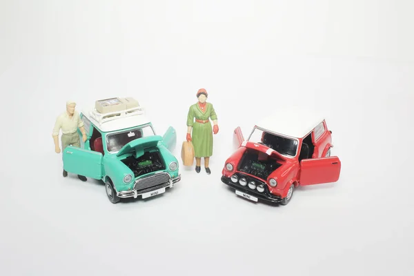 Mini Figuren Van Mensen Auto Witte Achtergrond — Stockfoto