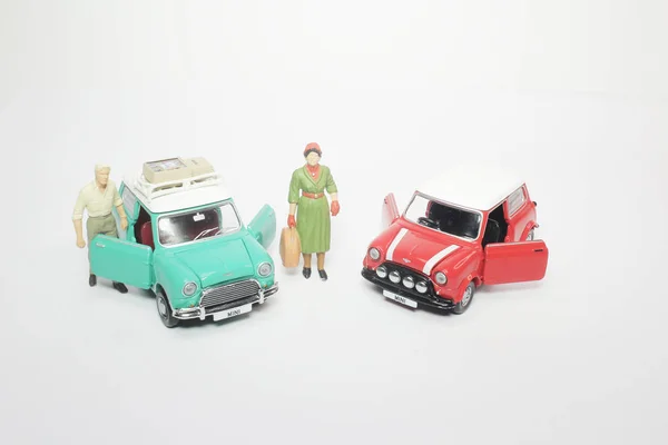 Mini Figuren Van Mensen Auto Witte Achtergrond — Stockfoto
