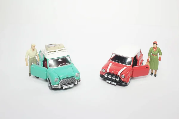 Mini Figuras Pessoas Carro Chão Traseiro Branco — Fotografia de Stock