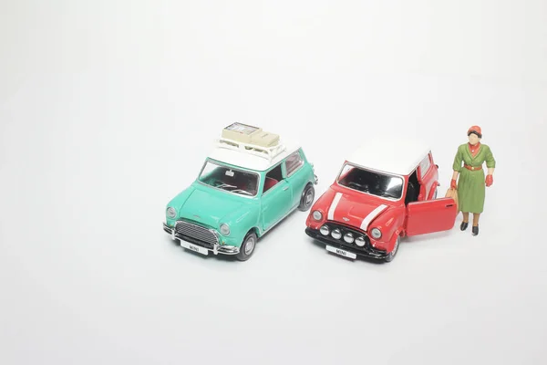 Mini Figuren Van Mensen Auto Witte Achtergrond — Stockfoto