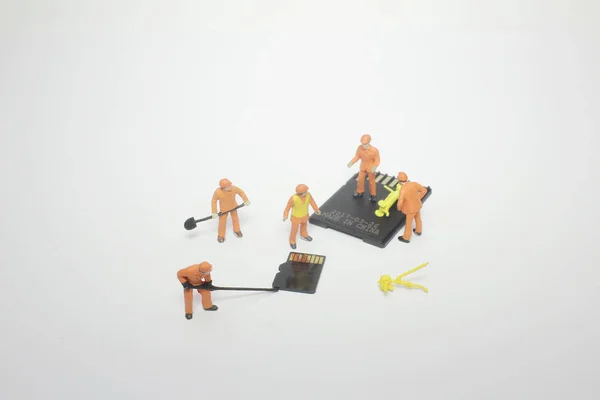 Mini Pekerja Yang Bekerja Pada Kartu Mikro — Stok Foto