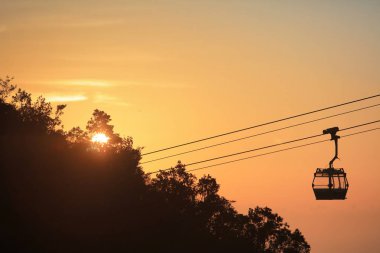 Ngong Ping 360 teleferik güneş küme görünümü