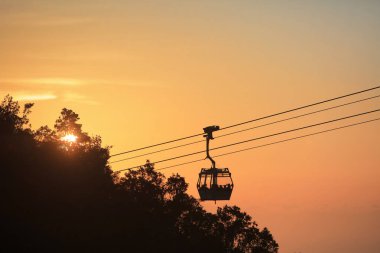 Ngong Ping 360 teleferik güneş küme görünümü
