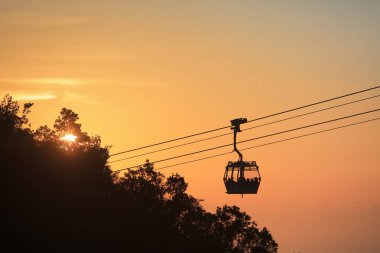 Ngong Ping 360 teleferik güneş küme görünümü
