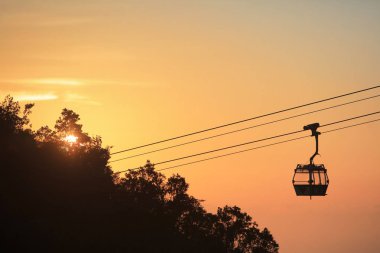 Ngong Ping 360 teleferik güneş küme görünümü