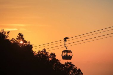 Ngong Ping 360 teleferik güneş küme görünümü