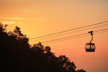Ngong Ping 360 teleferik güneş küme görünümü