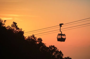 Ngong Ping 360 teleferik güneş küme görünümü