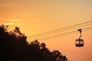 Ngong Ping 360 teleferik güneş küme görünümü
