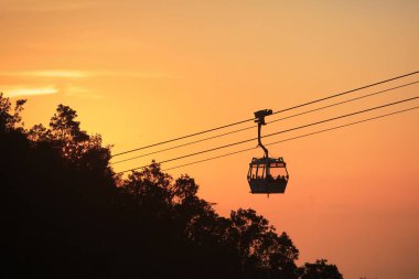 Ngong Ping 360 teleferik güneş küme görünümü