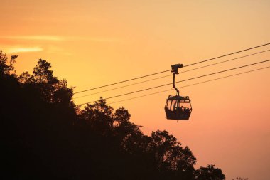 Ngong Ping 360 teleferik güneş küme görünümü