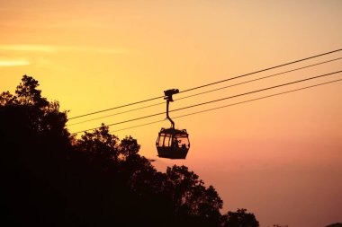 Ngong Ping 360 teleferik güneş küme görünümü