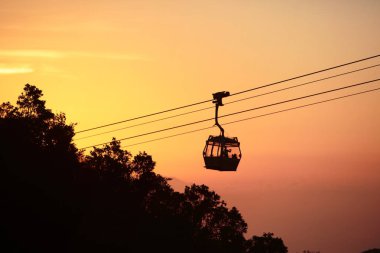 Ngong Ping 360 teleferik güneş küme görünümü