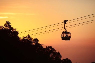 Ngong Ping 360 teleferik güneş küme görünümü