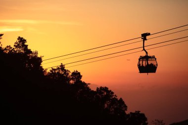 Ngong Ping 360 teleferik güneş küme görünümü