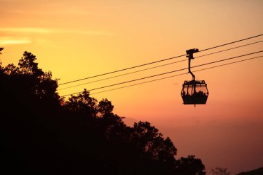 Ngong Ping 360 teleferik güneş küme görünümü