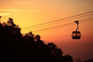 Ngong Ping 360 teleferik güneş küme görünümü